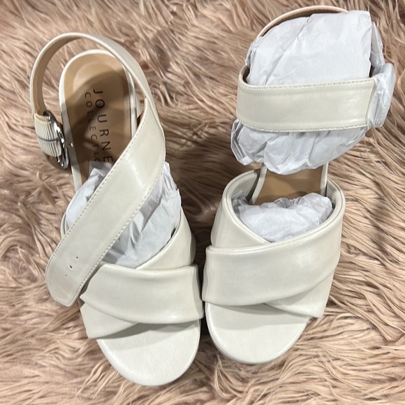 JOURNEE COLLECTION Women's Akeely Platform Sandals - Picture 5 of 11